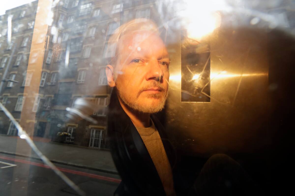 Condenan a Julian Assange a 50 semanas de cárcel