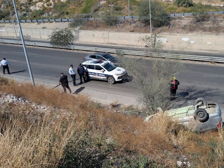 Aparatoso volcamiento en bulevar Los Ganaderos deja sólo daños materiales
