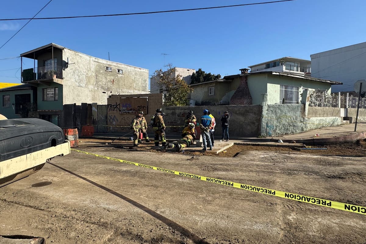 Explosión en alcantarilla deja un hombre lesionado