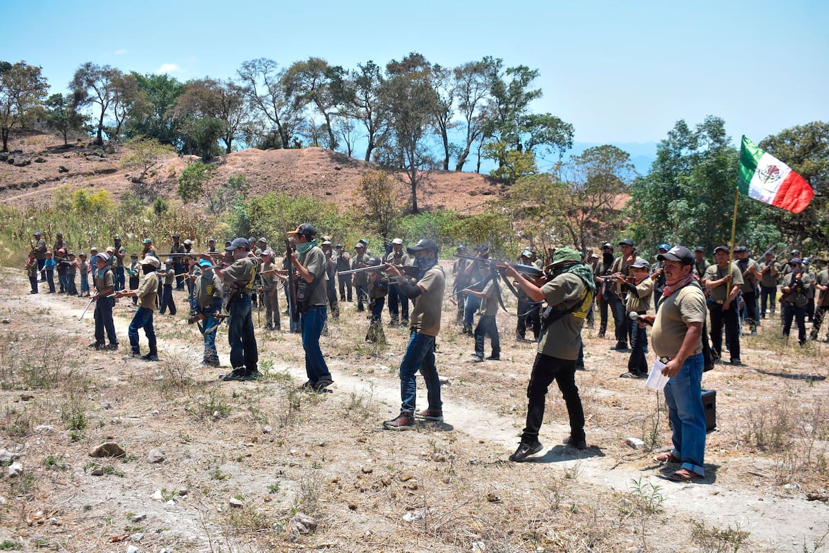 Fotografía que muestra varios menores durante su presentación e integración a la policía comunitaria en el municipio José Joaquín Herrera, estado de Guerrero (México). EFE/ David Guzmán