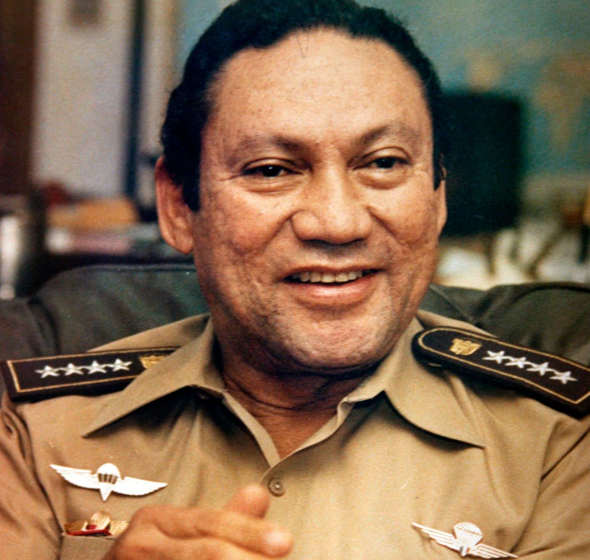 El militar panameño Gen. Manuel Antonio Noriega habla con reporteros en la Ciudad de Panamá, en esta fotografía de archivo del 8 de noviembre de 1989. (Foto AP/Archivo)