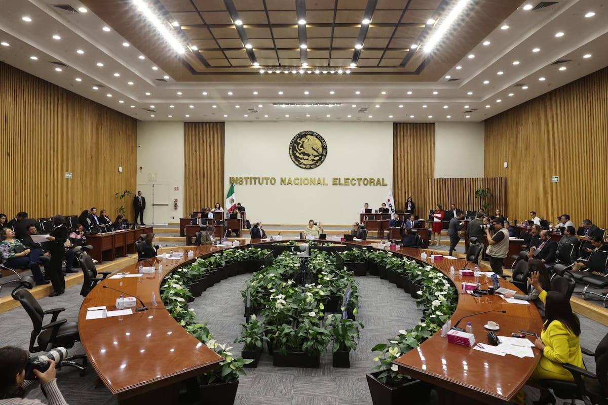 Desecha INE queja del PAN contra actos de Sheinbaum en el Zócalo; partidos locales piden equidad