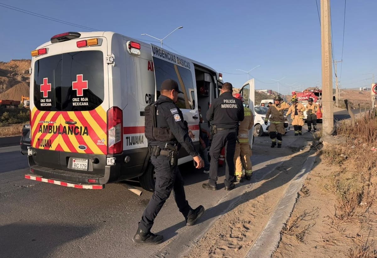 El conductor aseguró que una camioneta pickup invadió repentinamente su carril, provocando que perdiera el control de la unidad y saliera del camino. Foto: Border Zoom