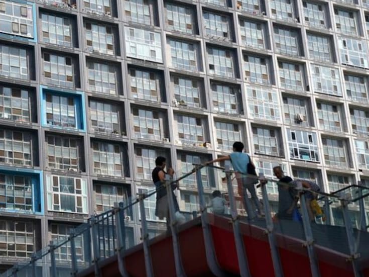 Una sola familia construye un edificio de 15 plantas para 100 miembros en China: cuatro generaciones viven juntas en la aldea de Zhuyuan tras una década de obra y un proyecto que transformó su forma de convivir