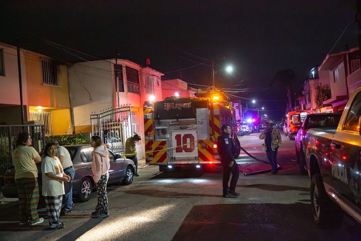 Un hombre de 54 años fue hospitalizado por inhalación de humo; un perro también fue auxiliado por bomberos durante la emergencia. Foto: Border Zoom