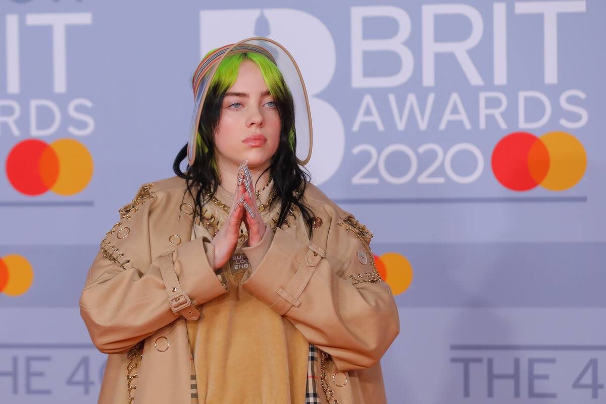 Billie Eilish y Ariana Grande apoyan con mascarillas para Covid-19