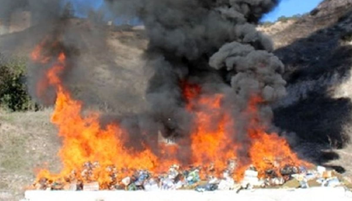 Todo lo incinerado fue asegurado en diversos operativos del Gobierno, FGR y dependencias locales en el estado de Baja California. Foto: Cortesía