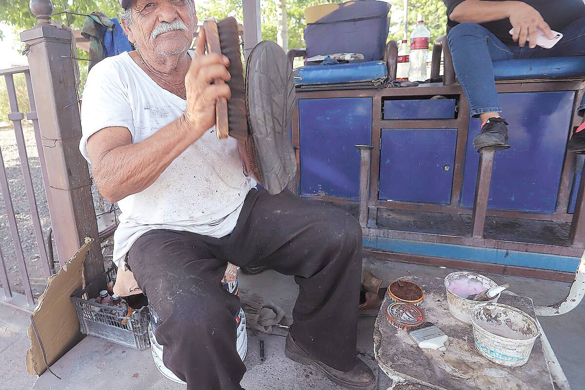 Don Leocadio es bolero desde hace más de 40 años y no dejó de trabajar ni en la cuarentena