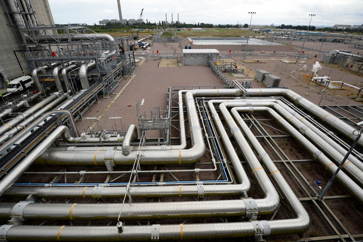 Alaska busca construir un gasoducto de más de mil 300 kilómetros para vender gas natural a Estados Unidos y otros países, pero la falta de compradores, los riesgos financieros y las posibles afectaciones ambientales mantienen en duda un proyecto que Donald Trump impulsa en plena disputa por el Senado