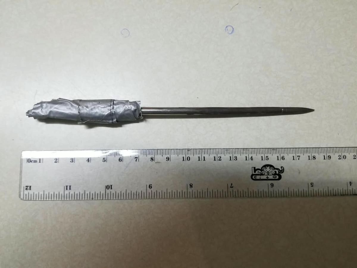 La Policía Municipal detuvo a un hombre señalado por un ataque con una punta de metal; durante la intervención le aseguraron el objeto utilizado en la agresión.