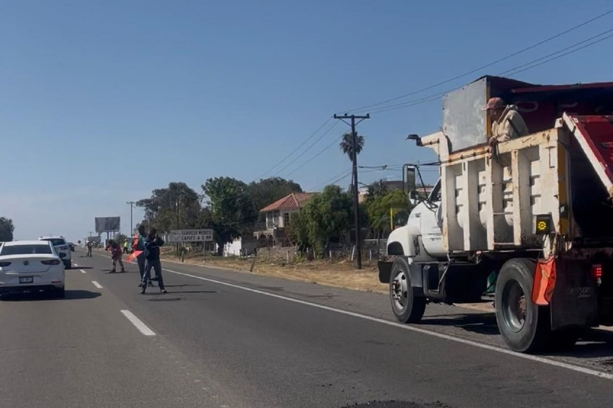 Tráfico lento en la autopista escénica por bacheo en Rosarito