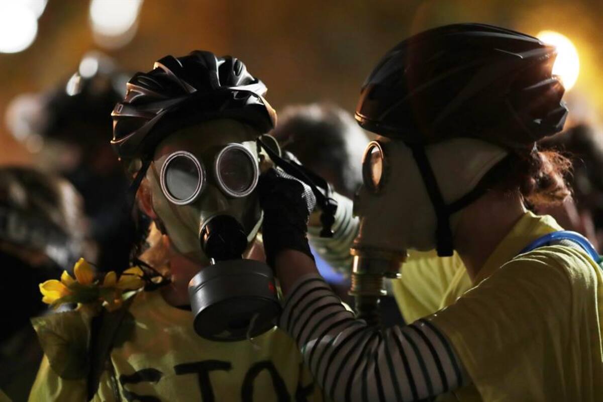 Choca policía con manifestantes de Portland y prensa; reportan más de 20 arrestos