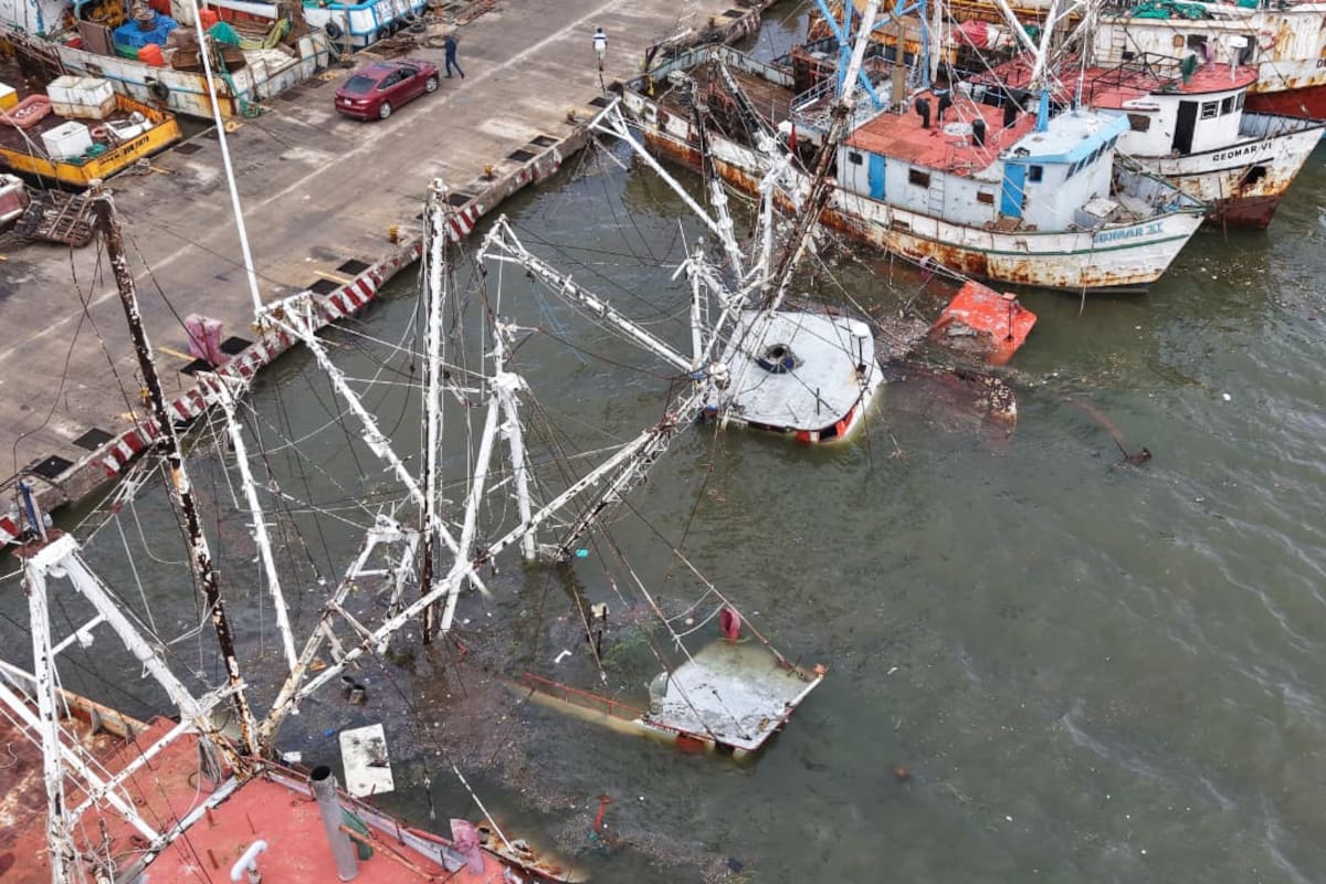 Fuerte oleaje del huracán Polo hunde barcos camaroneros en el Varadero Nacional de Guaymas en Sonora, mientras autoridades mantienen vigilancia tras segundo impacto del ciclón