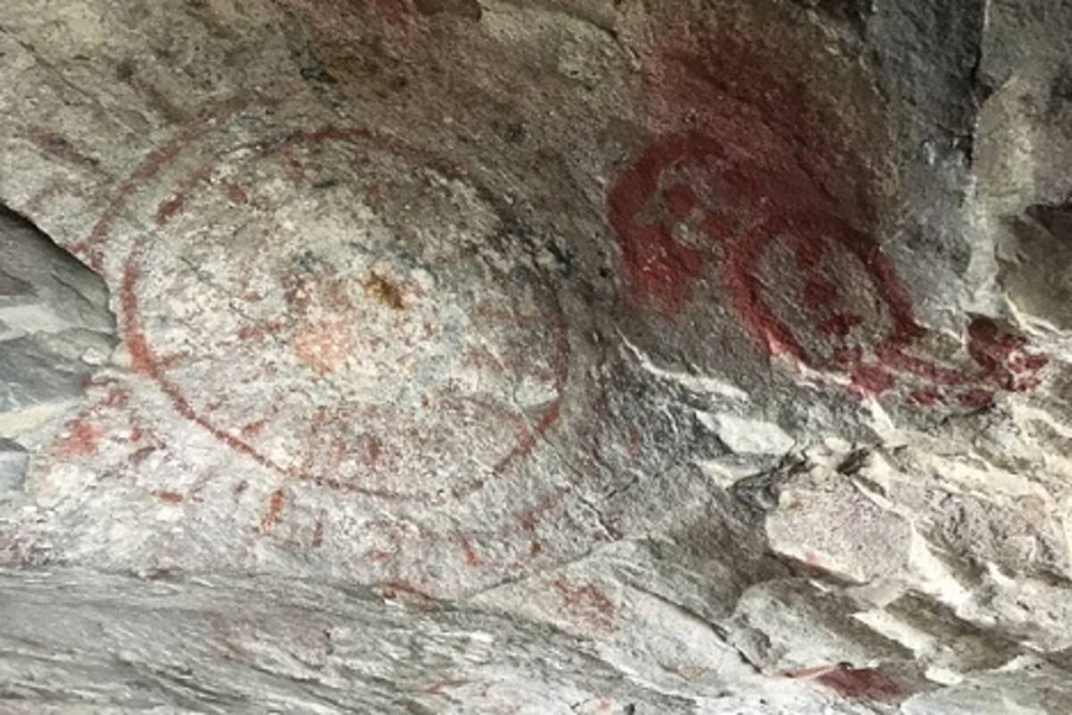 Denunciará INAH rayones en pinturas rupestres en cueva de Mitla