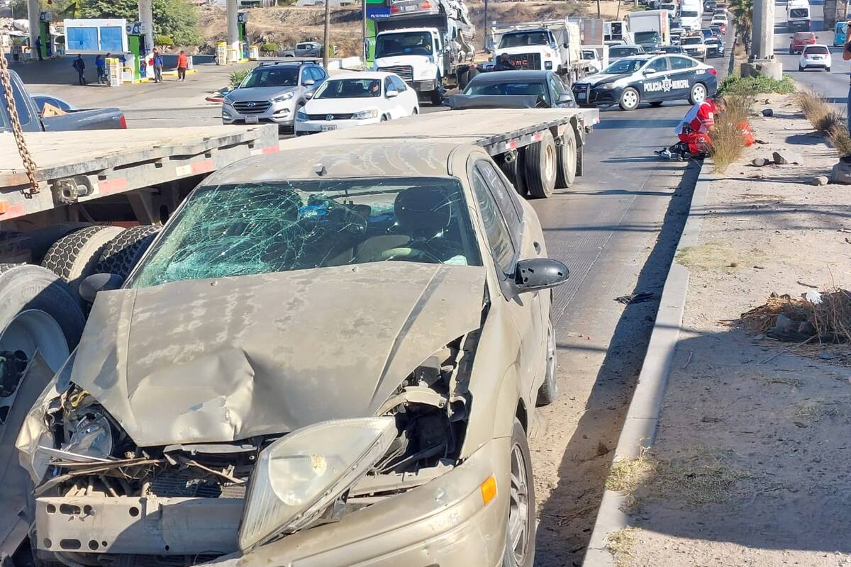 Choque que involucró tres autos y un camión se registra en el Libramiento Rosas Magallón