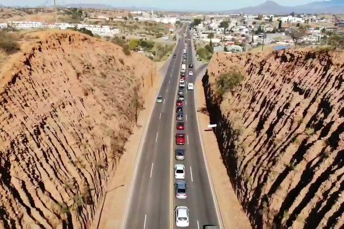 Toma 5 horas cruzar la frontera de Nogales