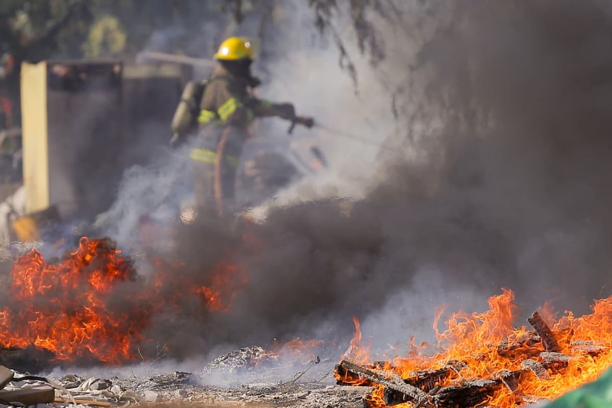 Incendio en colonia Bella Vista obliga a evacuación de vecinos; bomberos investigan si fue provocado