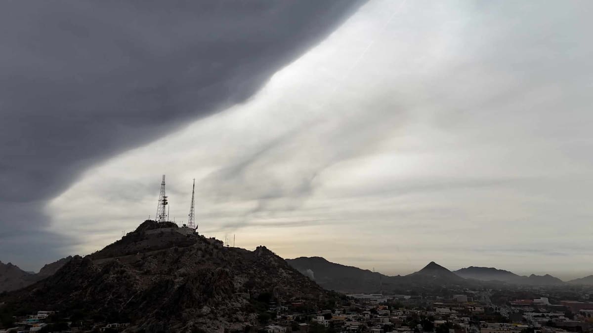 Así luce el Cerro de la Campana entre nubes que simulan un cielo partido en Hermosillo. | Julián Ortega