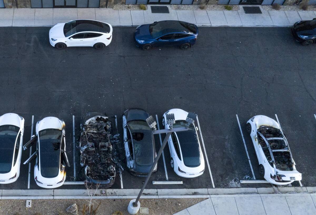 La policía está investigando después de que varios vehículos fueran incendiados en un centro de servicio de Tesla, el martes 18 de marzo de 2025, en Las Vegas. | Crédito: Bizuayehu Tesfaye/Las Vegas Review-Journal vía AP