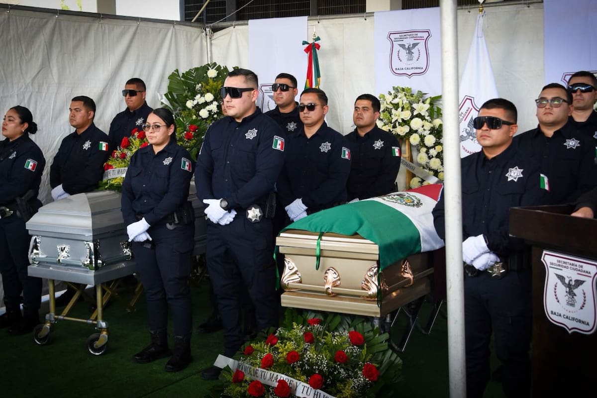 Despiden con honores en ceremonia privada a agente de la FESC y su esposa asesinados en ataque armado