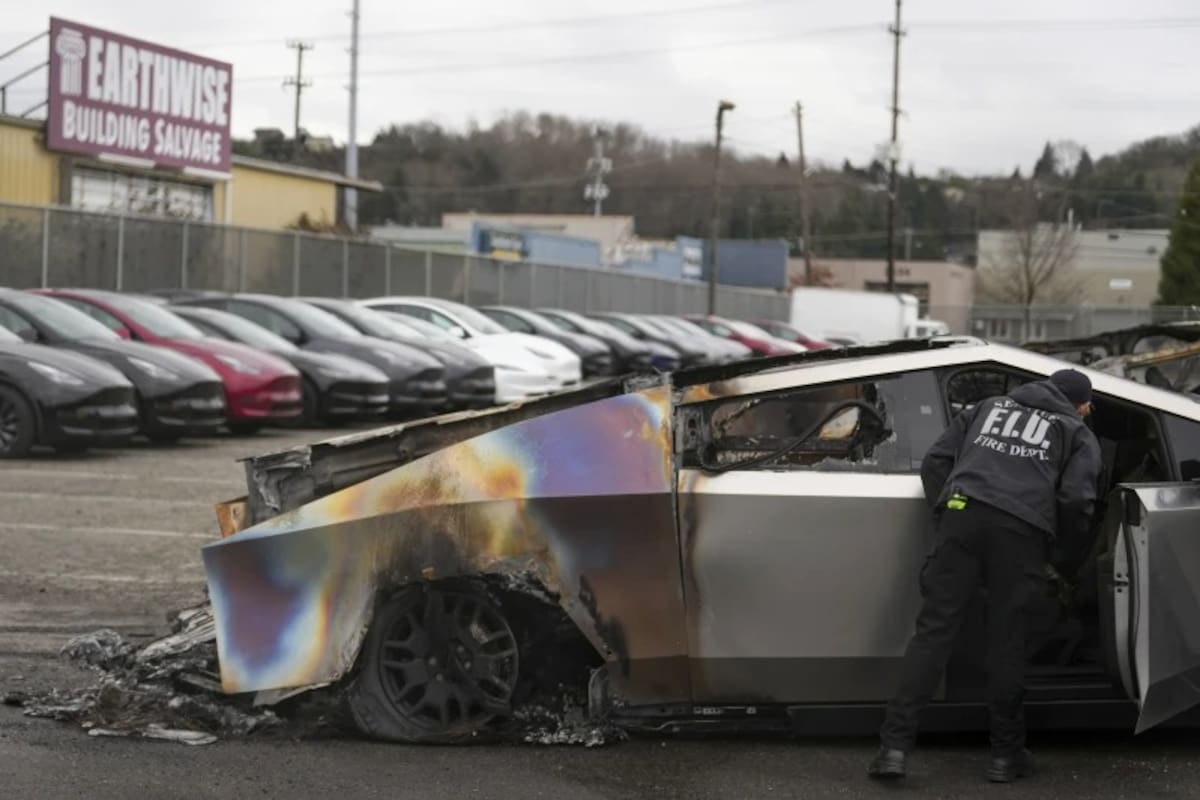 Un miembro del Departamento de Bomberos de Seattle inspecciona un Tesla Cybertruck incendiado en un lote de Tesla en Seattle, el lunes 10 de marzo de 2025. | Crédito: AP/Lindsey Wasson, archivo
