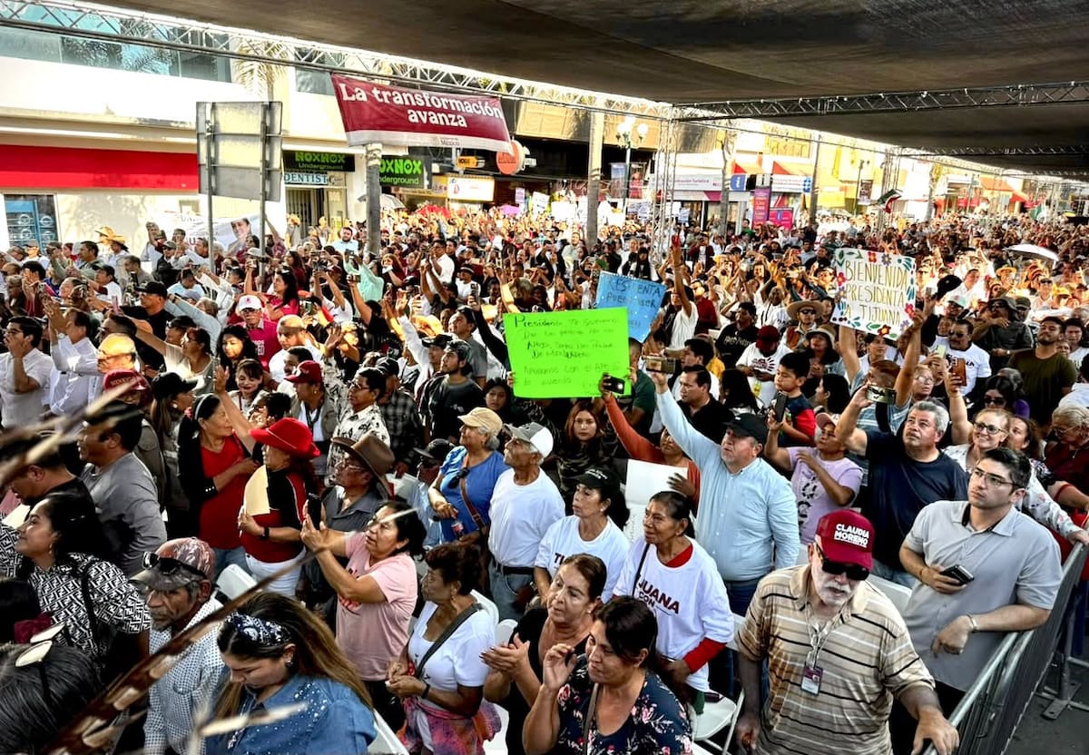Avenida Revolución: Cientos de personas se concentraron en la avenida Revolución para asistir al evento de Claudia Sheinbaum durante su visita a Tijuana. Foto: Cortesía / Border Zoom