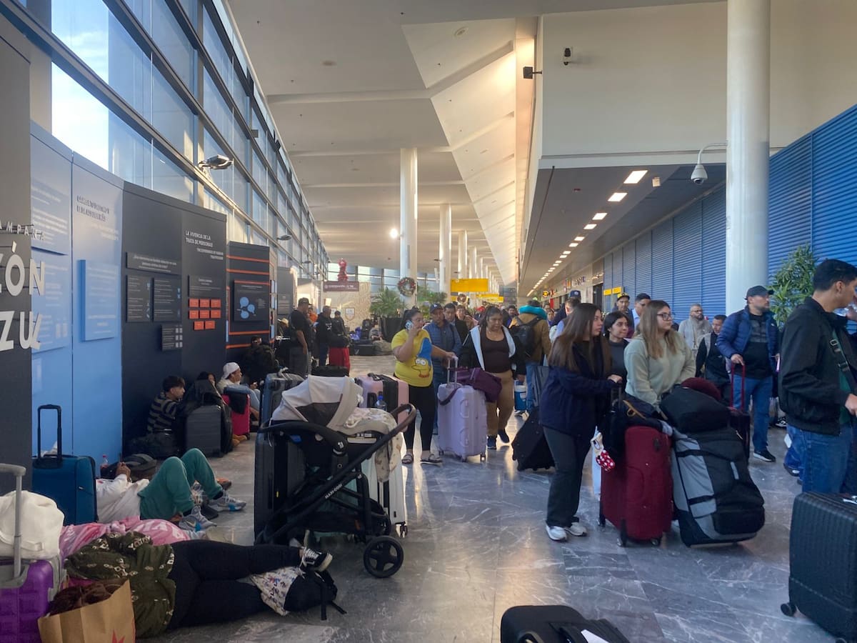 Viajeros que se disponían a partir desde la noche del martes vieron afectados sus itinerarios, al igual que quienes saldrían este miércoles hacia sus destinos. Foto: Emmanuel Castañeda