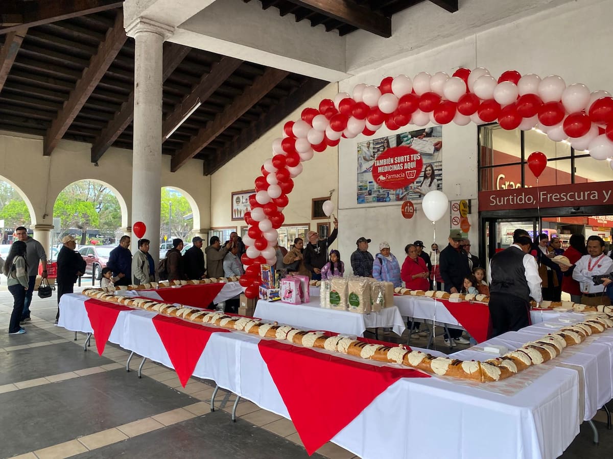 Amigo ofreció de manera gratuita su tradicional rosca de Reyes de 18 metros como agradecimiento. Foto: Emmanuel Castañeda