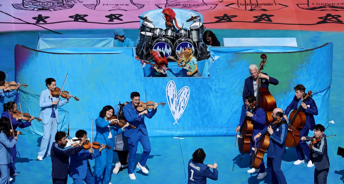 EAST RUTHERFORD (United States), 19/07/2026.- Music director Gustavo Dudamel of the Los Angeles Philharmonic and members of the Muppets perform 'Seven Nation Army' during the halftime show of the FIFA World Cup 2026 final match Spain against Argentina, in New Jersey, USA, 19 July 2026. (España) EFE/EPA/RONALD WITTEK