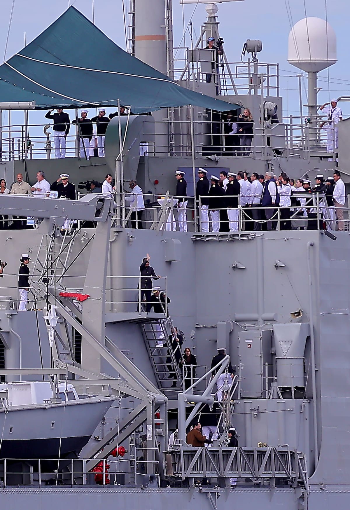 La presidenta Claudia Sheimbaum (centro) llega al buque "Usumacinta" para presenciar el hundimiento del barco "Corrientes".
