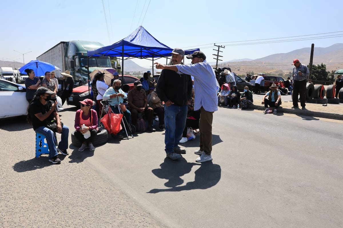 Maestros de la CNTE y residentes de Maclovio Rojas mantienen bloqueada la carretera libre Tijuana-Tecate, afectando a miles de automovilistas y al transporte de carga. Foto: Sergio Ortiz