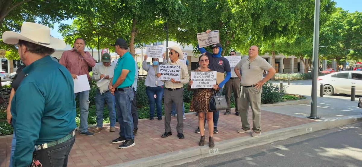 El Sindicato de Trabajadores Académicos de la Unison se manifestó frente a Isssteson.