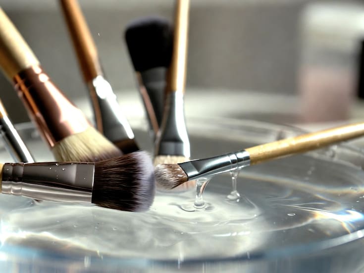 El truco del agua micelar para limpiar brochas rápidamente