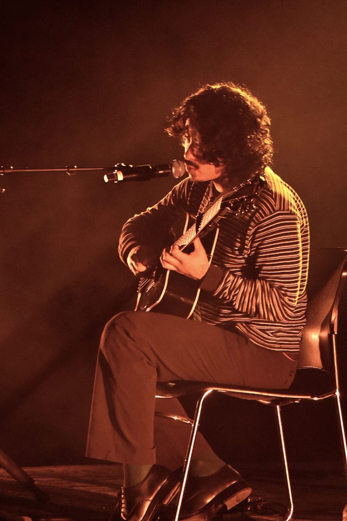 El músico originario de Fresnillo se presentó con guitarra y micrófono como telonero del tour “La nube en el jardín” en Tijuana. Foto: Ruth Odgers
