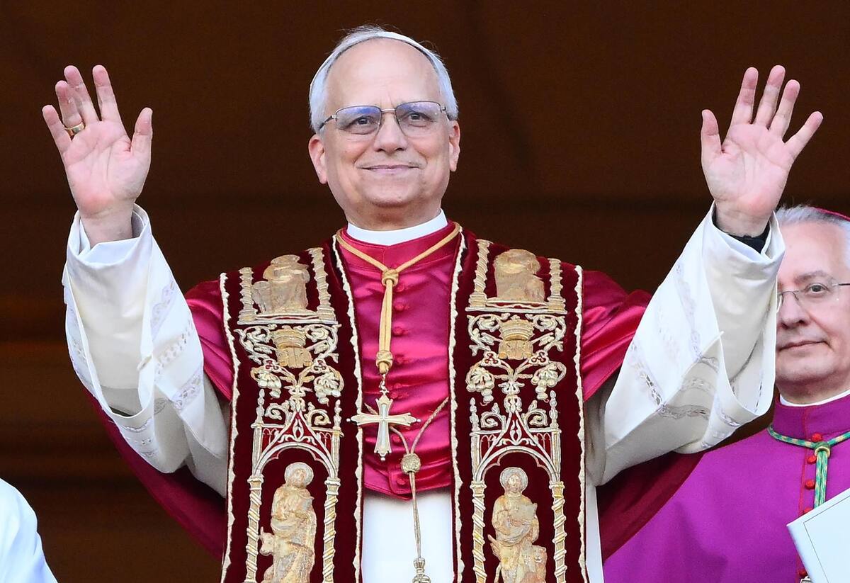 08/05/2025.- El recién elegido papa León XIV, el cardenal Robert Francis Prevost de Estados Unidos, bendice a los fieles desde la logia central de la Basílica de San Pedro, Ciudad del Vaticano, 08 de mayo de 2025. | Crédito: EFE/EPA/ETTORE FERRARI