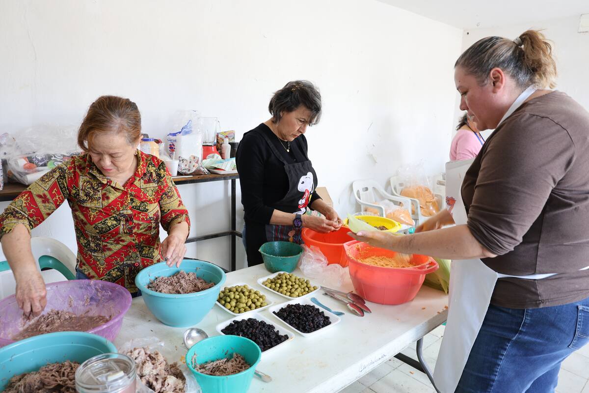 Quince días antes de la celebración, el Comité de La Candelaria y vecinos de Villa de Seris se reúnen desde temprano para la elaboración de los famosos tamales para su venta en las Fiestas de la Candelaria. FOTOS: TEODORO BORBÓN