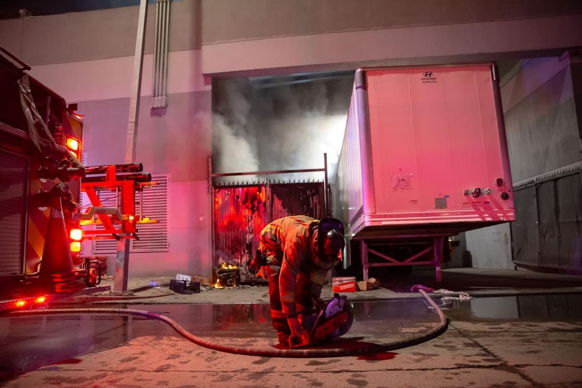 Incendio consume contenedor de basura en Zona Río