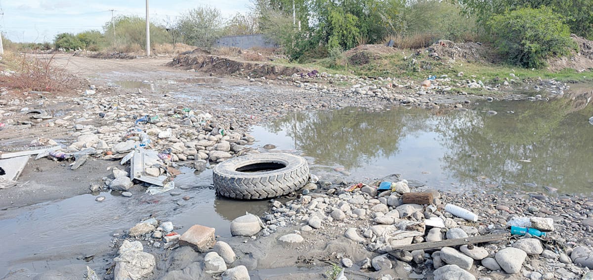 Para llegar a la escuela los niños tienen que cruzar un arroyo de aguas negras. FOTO: JULIÁN ORTEGA