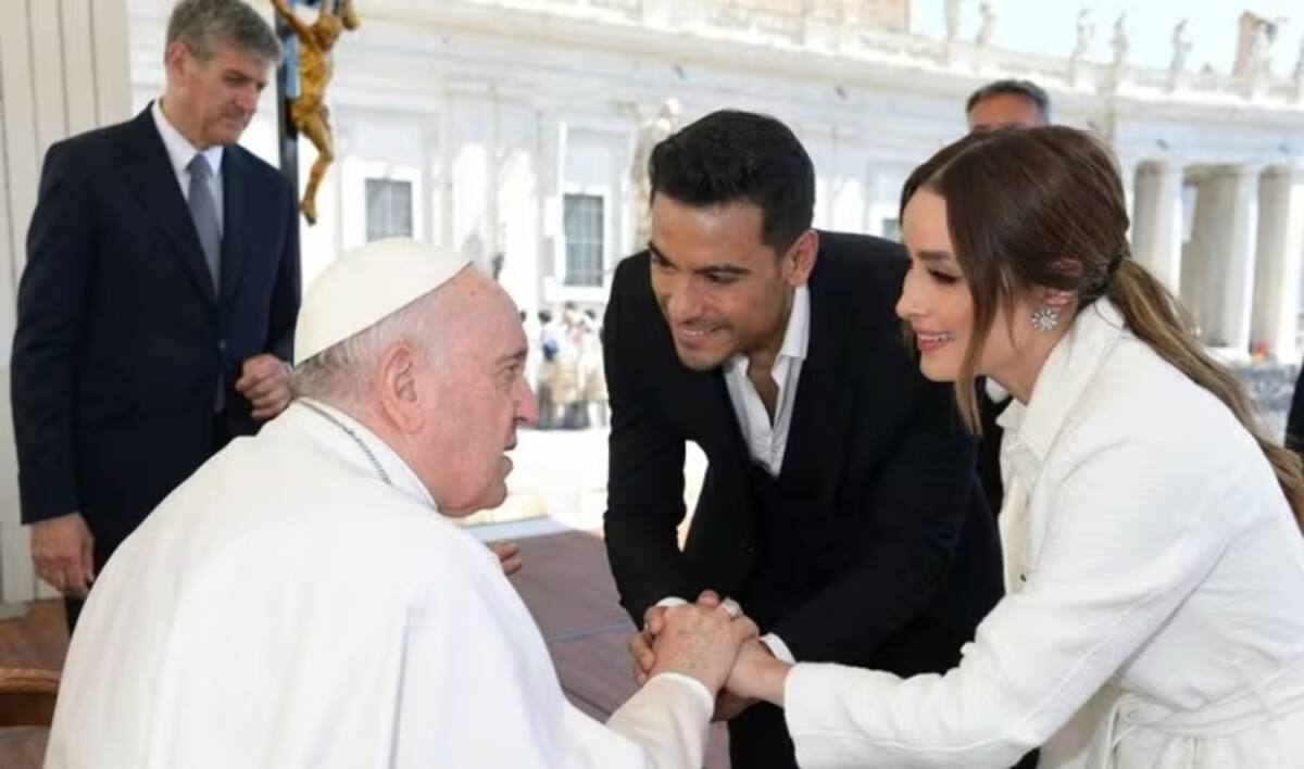 Cynthia Rodríguez y Carlos Rivera recibieron un peculiar consejo del mismísimo Papa Francisco.