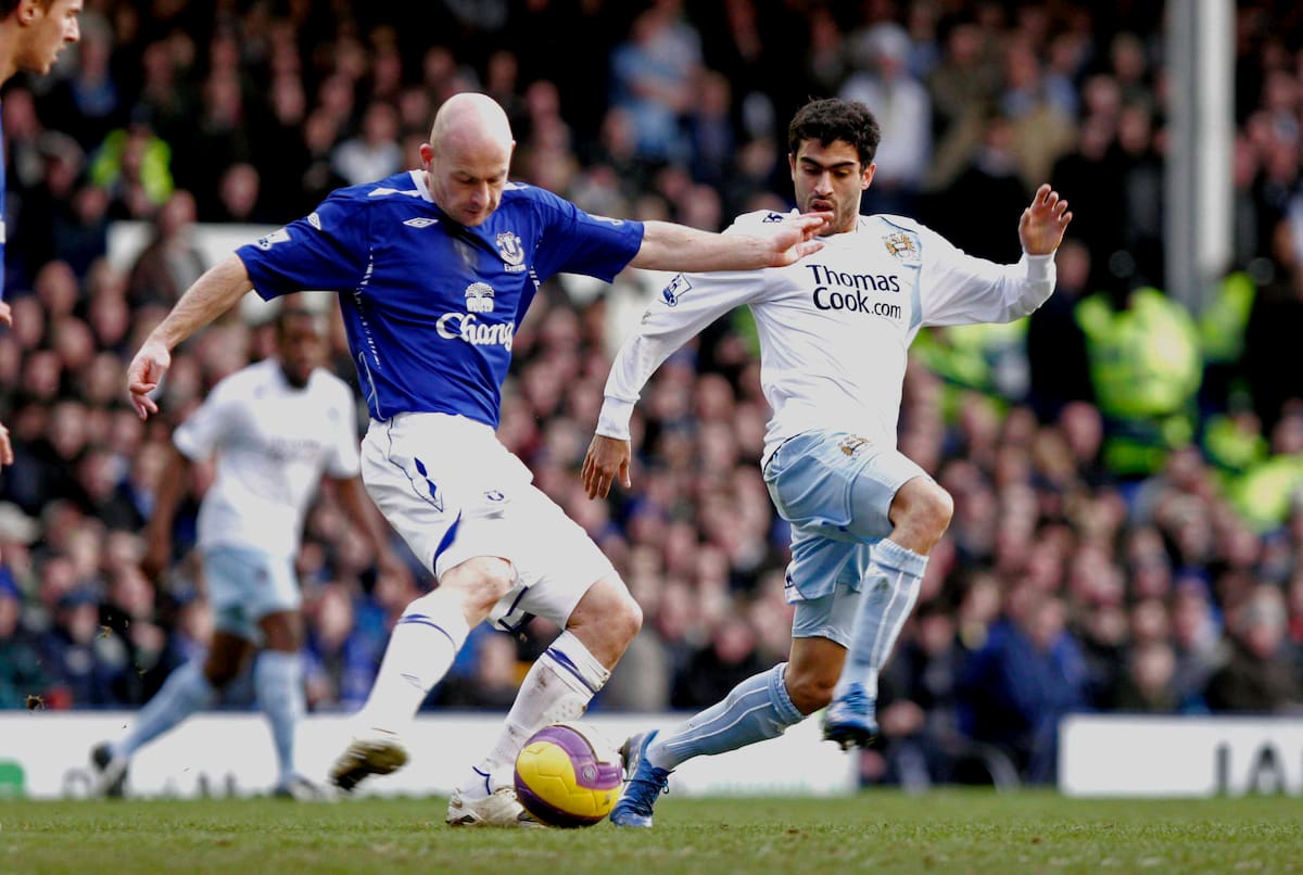 Nery Castillo disputa el balón en la Premier League, jugando para el Manchester City. (Foto: Especial GH)