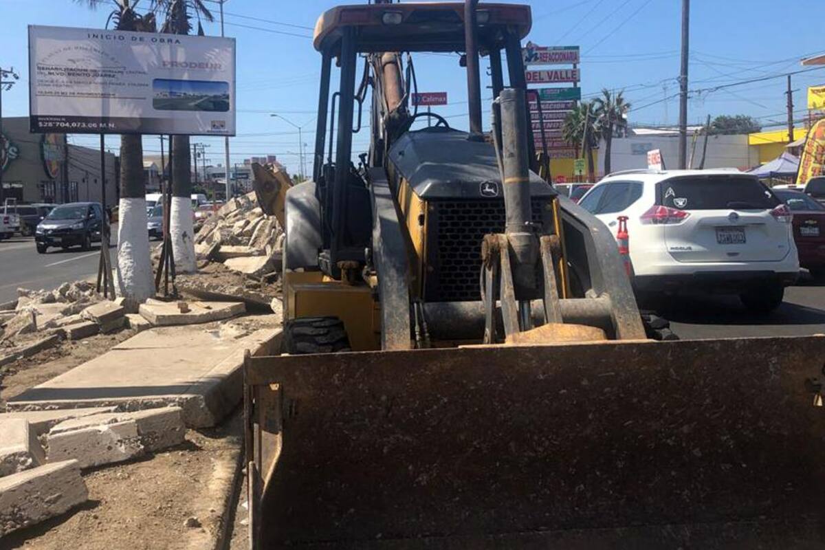 Remodelan camellón central de bulevar Benito Juárez en Rosarito
