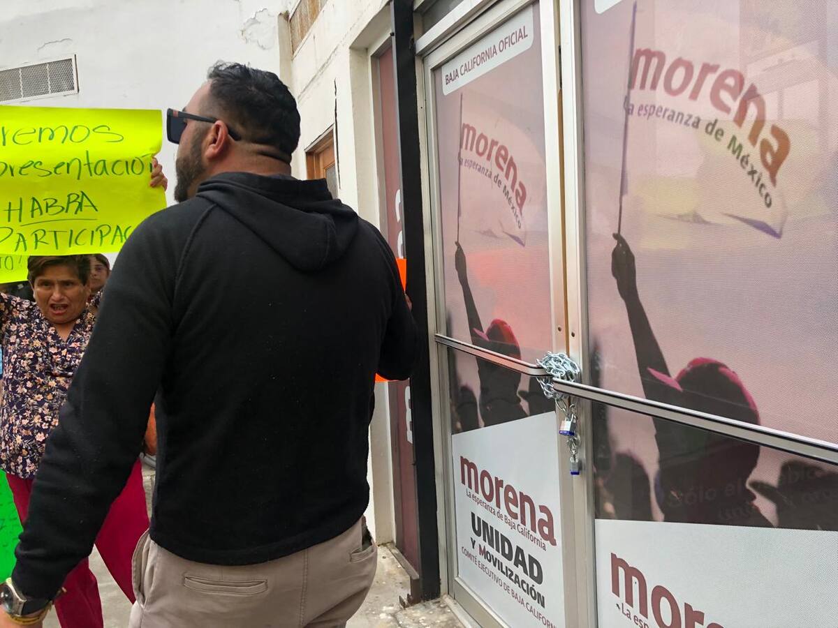 Los manifestantes colocaron cadenas y candados a la puerta de las oficinas morenistas y pegaron en las paredes las cartulinas que llevan con las leyendas de protesta.