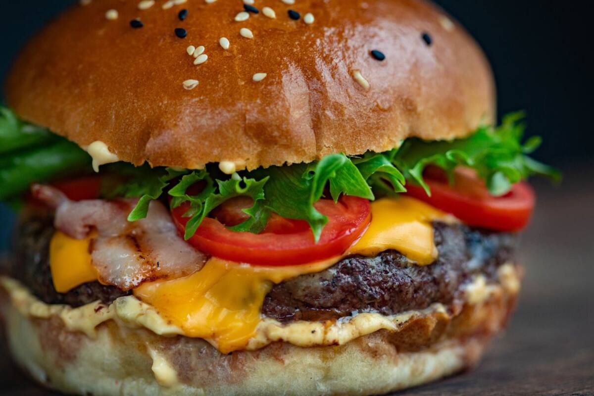 Comer hamburguesas poco cocidas puede derivar en cuadros graves de diarrea, fiebre y complicaciones renales si no se toman precauciones