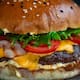 Comer hamburguesas poco cocidas puede derivar en cuadros graves de diarrea, fiebre y complicaciones renales si no se toman precauciones
