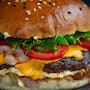 Comer hamburguesas poco cocidas puede derivar en cuadros graves de diarrea, fiebre y complicaciones renales si no se toman precauciones