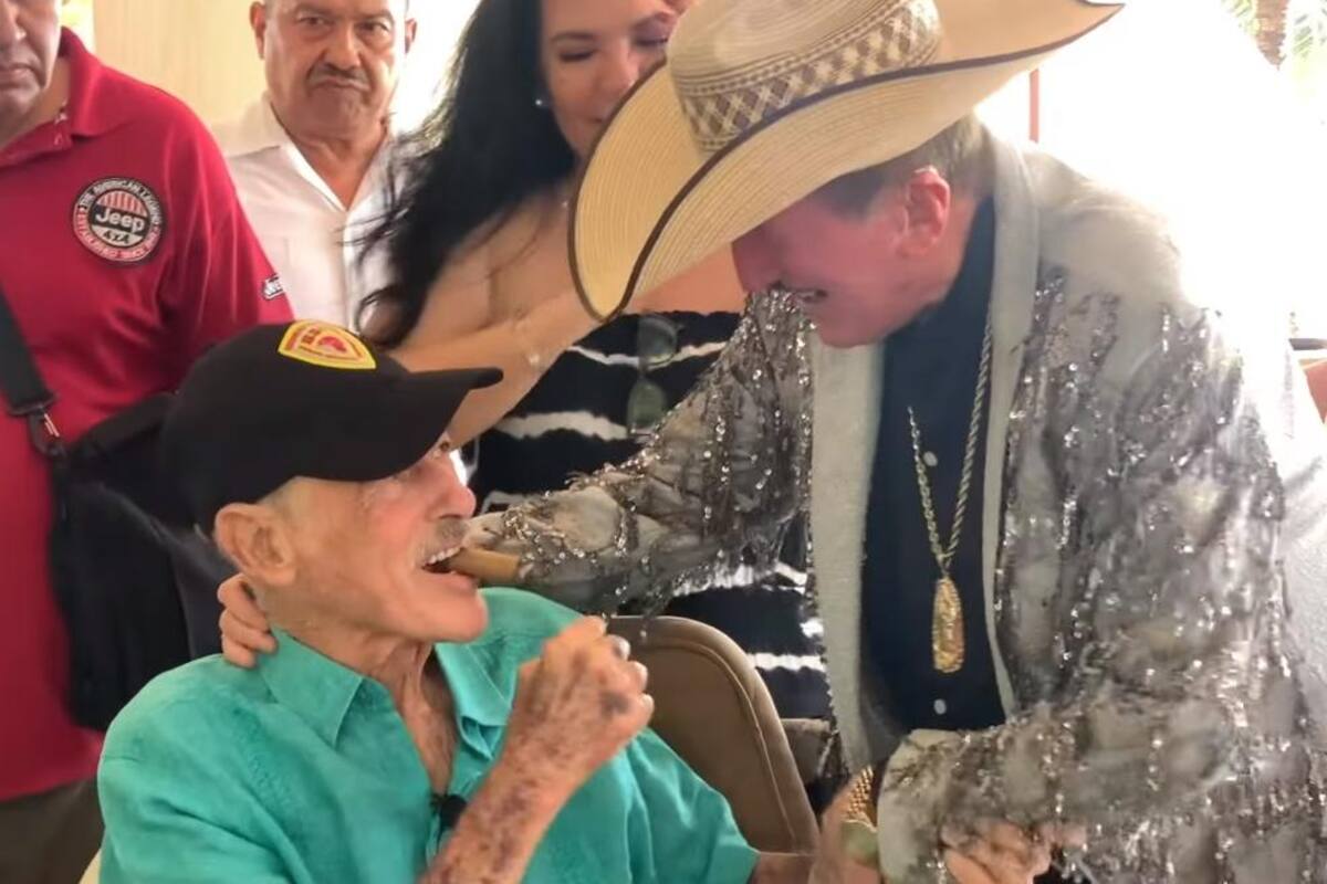 Germán Lizárraga visita a Andrés García y le canta durante una fiesta sorpresa