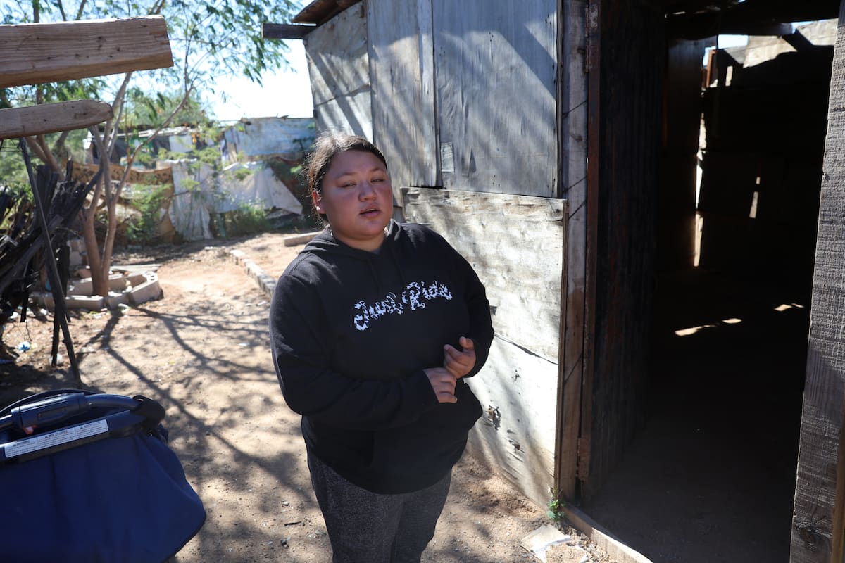 Entre lámina y lona: Alexia enfrenta el invierno con su hijo de 2 años en la invasión Guayacán