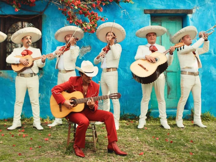 ¿Bruno Mars se vuelve latino en su nuevo video musical? La impactante razón tras el uso de mariachi en su nuevo video “Risk It All” y el riesgo de su cambio radical de estilo, ¿Es una estrategia comercial o una conexión real con sus raíces?