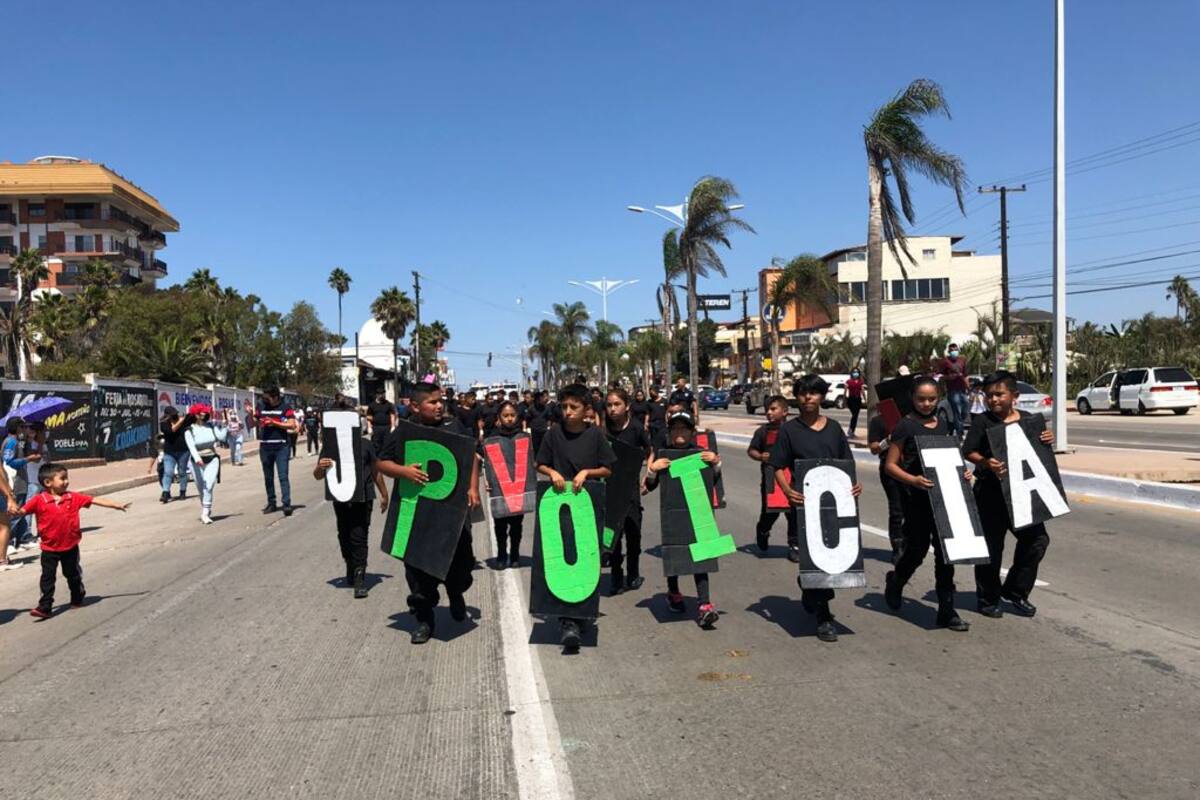 Poca afluencia en el desfile conmemorativo del 211 aniversario por la independencia de México en Rosarito
