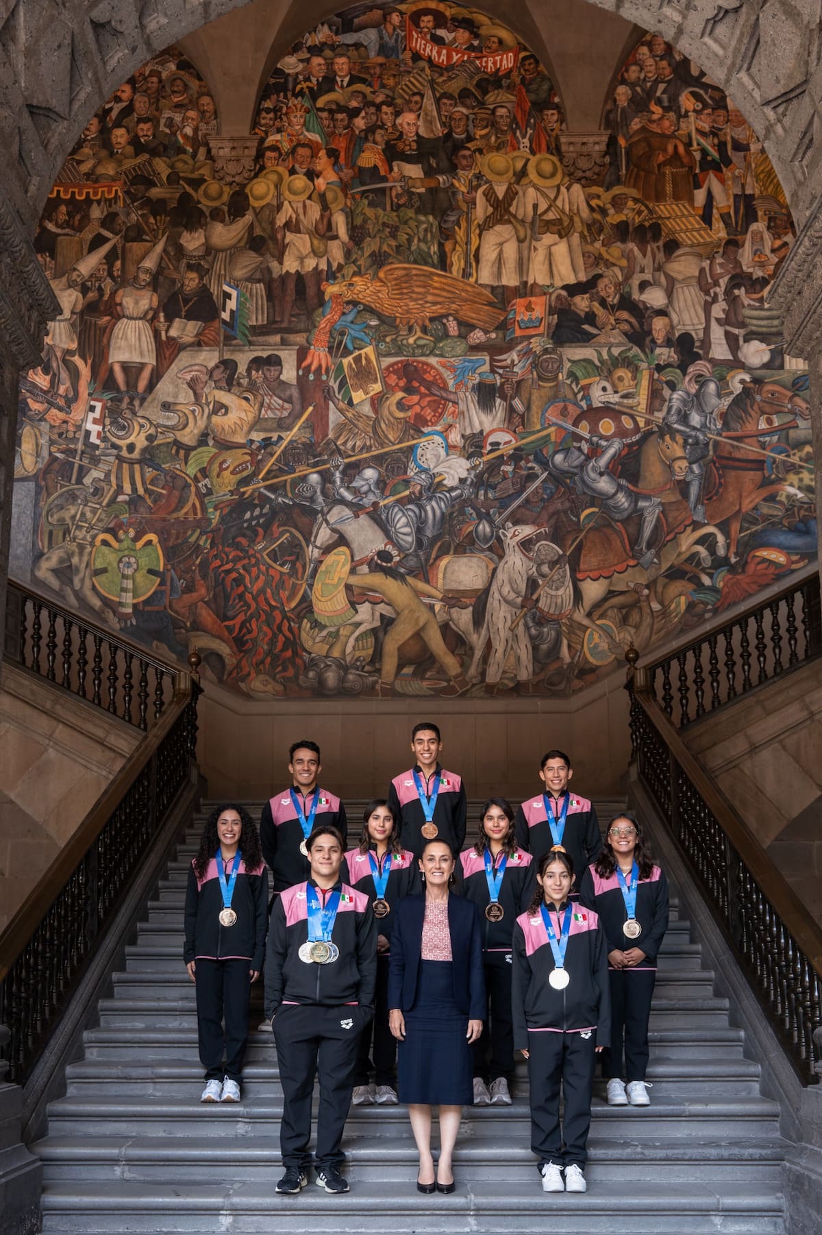 Visita de medallistas del Mundial de Deportes Acuáticos Singapur 2025 al Palacio Nacional. (Foto: Gobierno de México)